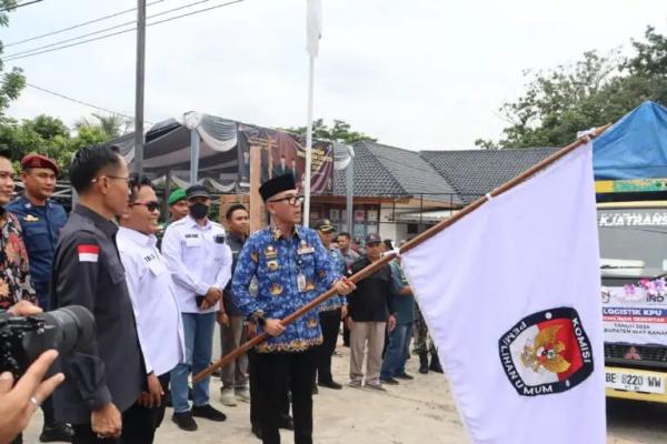 Bupati Raden Adipati Surya, menghadiri Acara Pelepasan Distribusi Logistik Pemilihan Umum Serentak Tahun 2024 di Halaman Kantor KPU Way Kanan